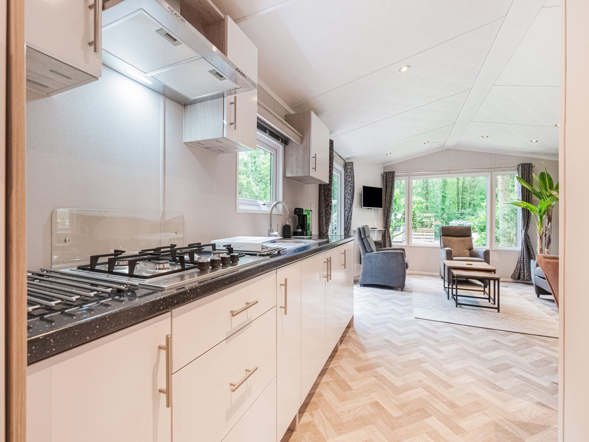 Foto's Mooi Chalet in bos met gemeenschappelijk zwembad - Belvilla by Oyo