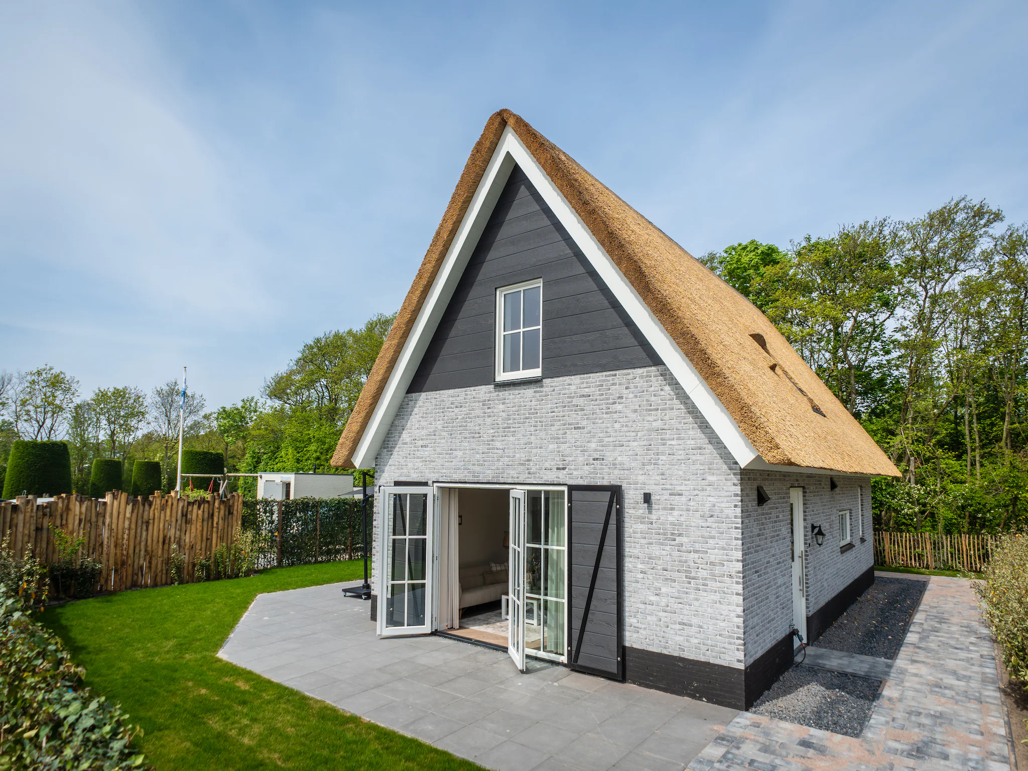 Foto's Nieuwe rietgedekte villa nabij het strand - Belvilla by Oyo