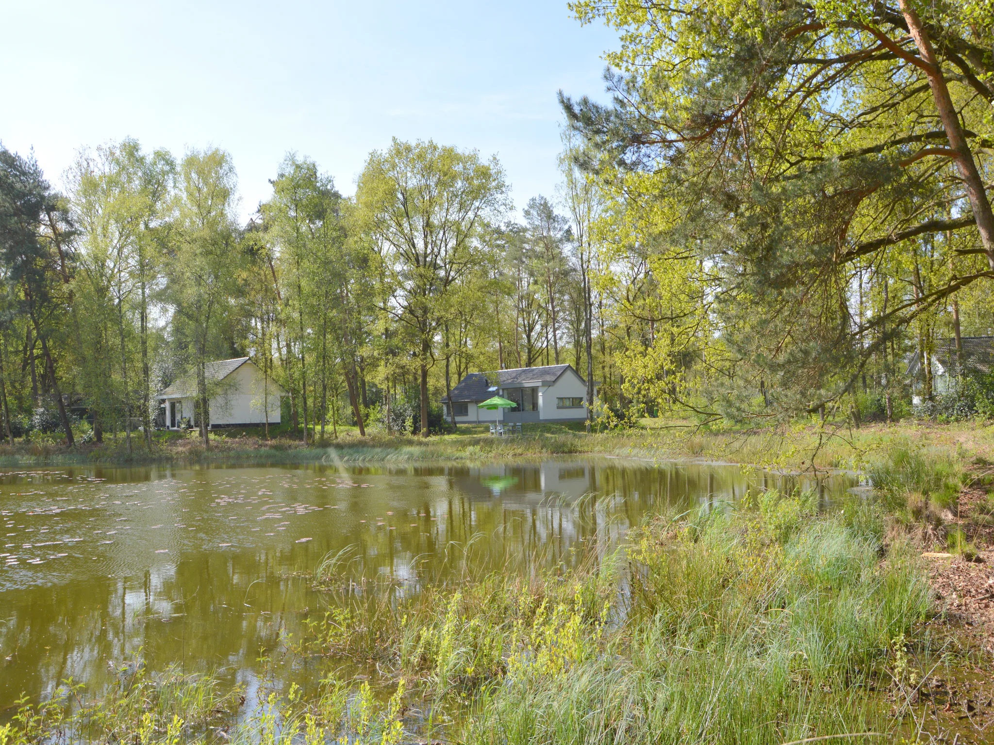 Foto's Bungalow met uitzicht op mooie vijver - Belvilla by Oyo