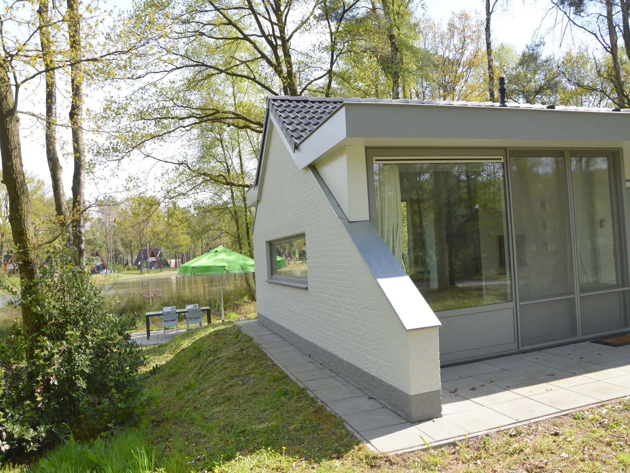 Foto's Bungalow met uitzicht op mooie vijver - Belvilla by Oyo