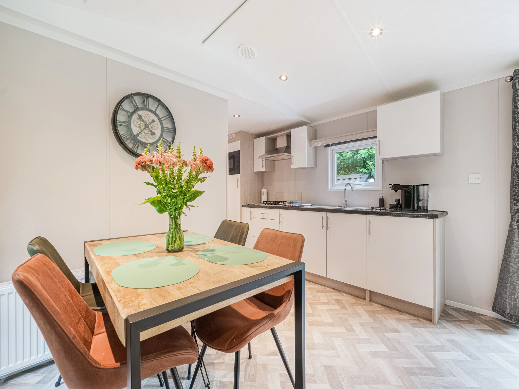 Foto's Mooi Chalet in bos met gemeenschappelijk zwembad - Belvilla by Oyo