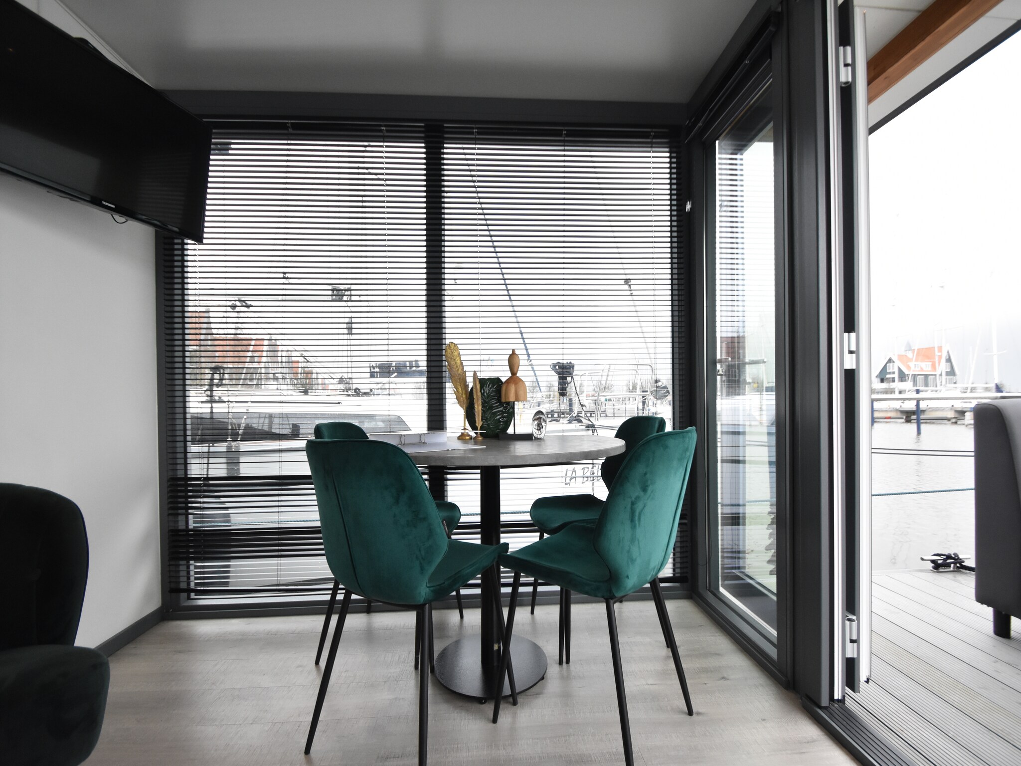 Foto's Moderne woonboot in Volendam met een gedeeld zwembad - Belvilla by Oyo