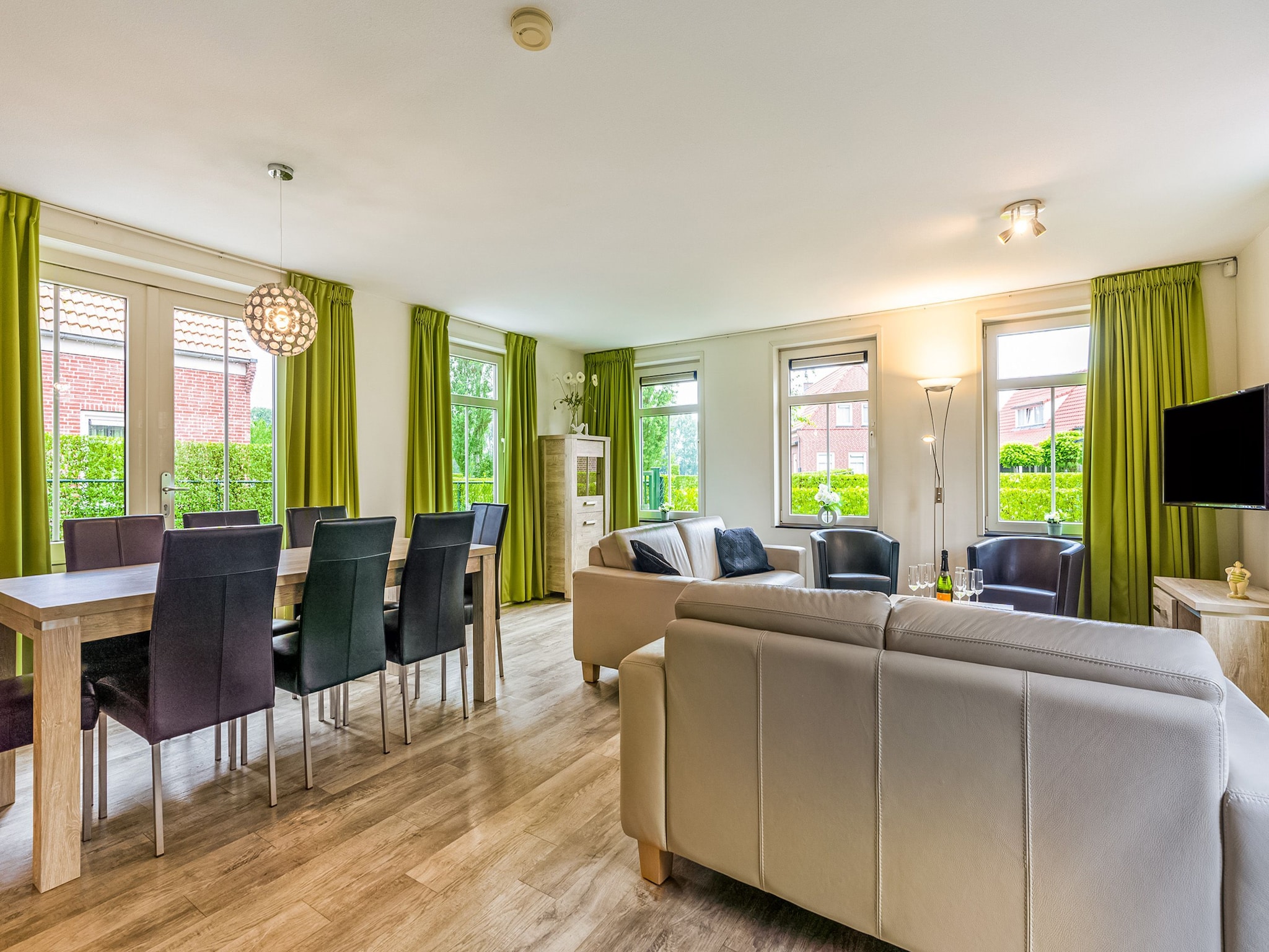 Foto's Vrijstaande vakantiewoning met tuin, 2 terrassen en zicht op de polders - Belvilla by Oyo
