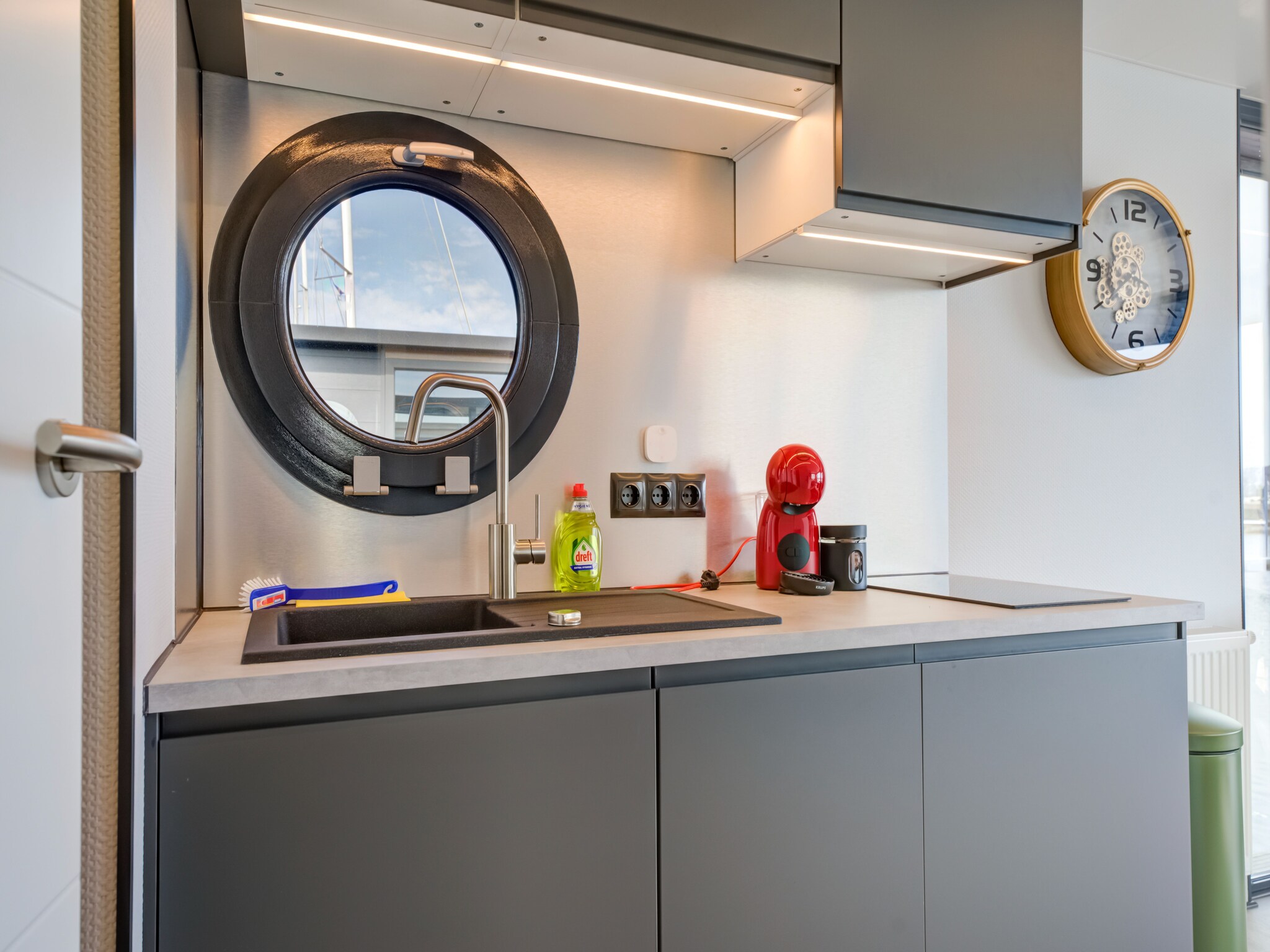 Foto's woonboot in jachthaven van Volendam met zwembad - Belvilla by Oyo