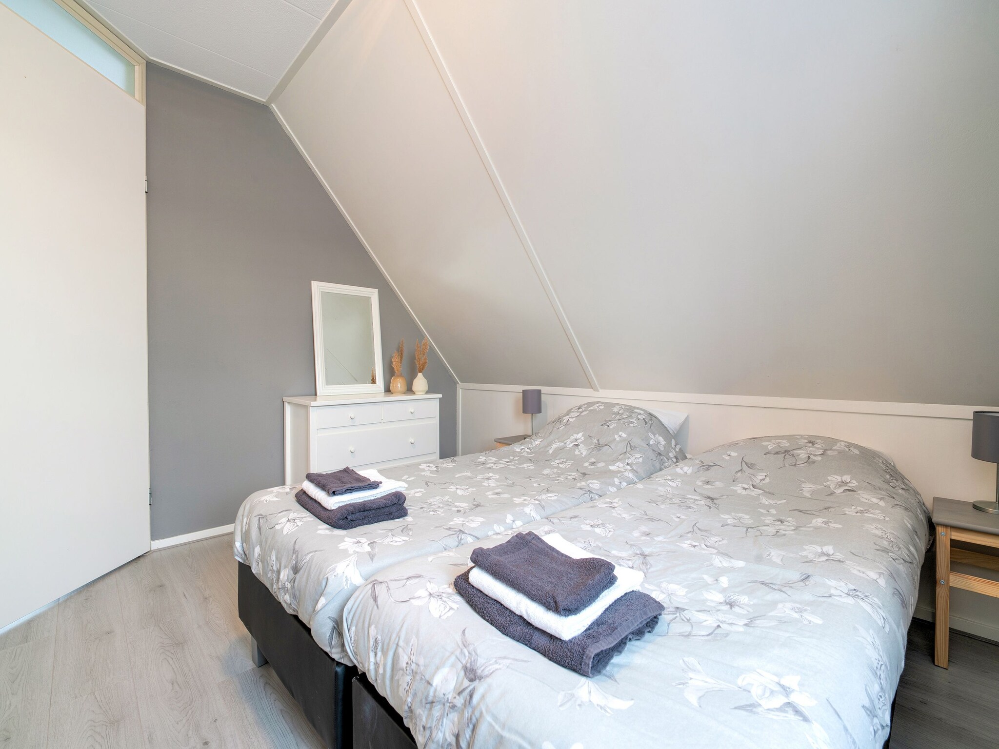 Foto's Aangenaam vakantiehuis in Zeewolde met gedeeld zwembad - Belvilla by Oyo