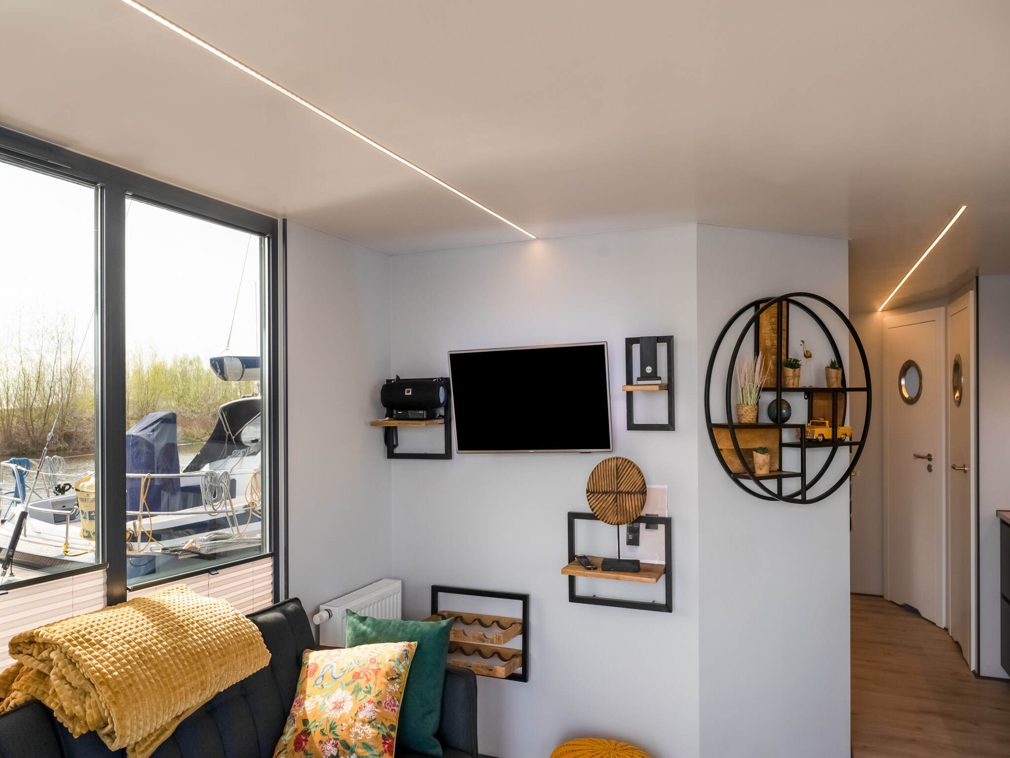 Foto's woonboot in jachthaven van Volendam met zwembad - Belvilla by Oyo