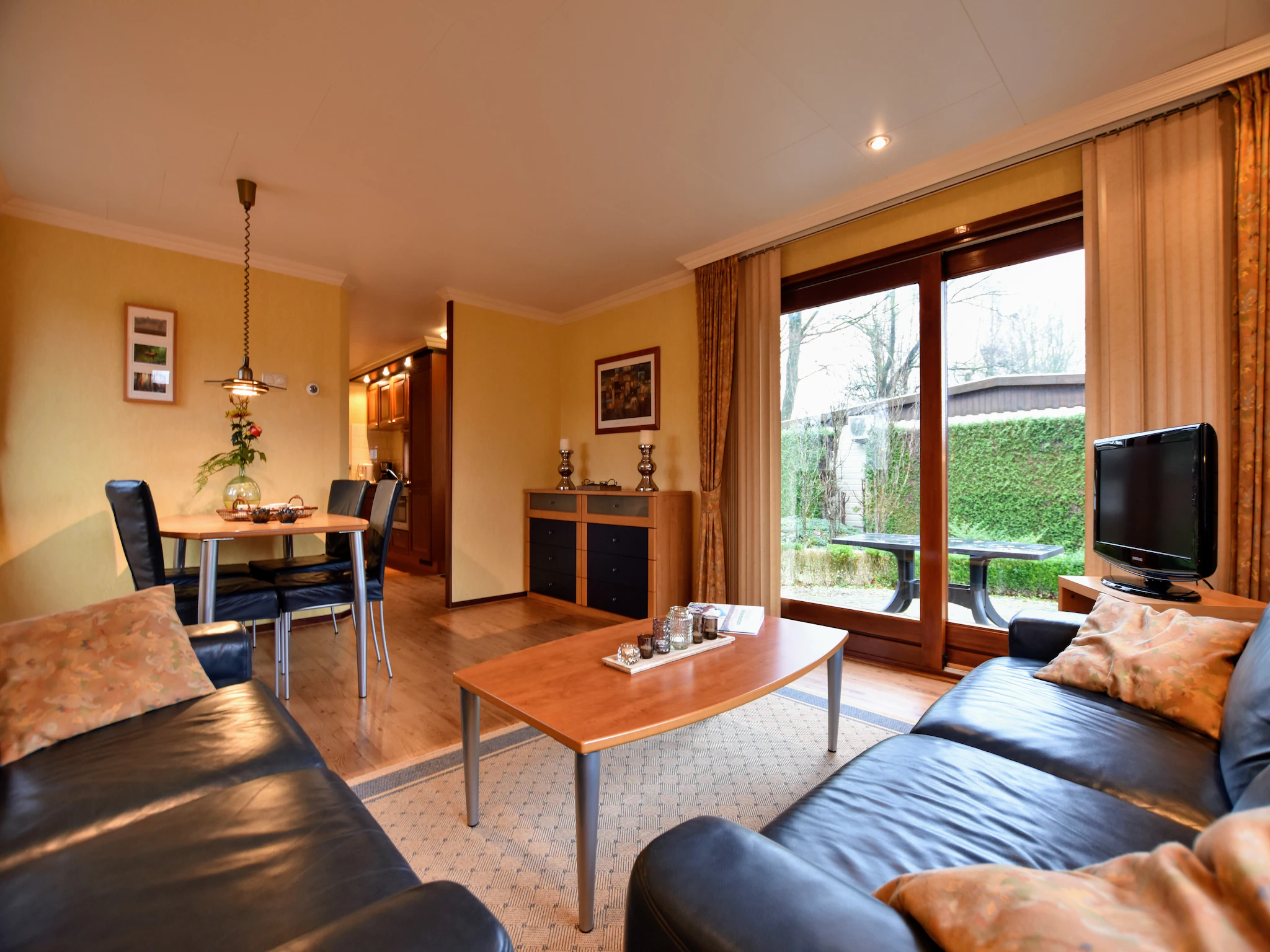 Foto's Ruim chalet met omheinde tuin, Veluwe - Belvilla by Oyo