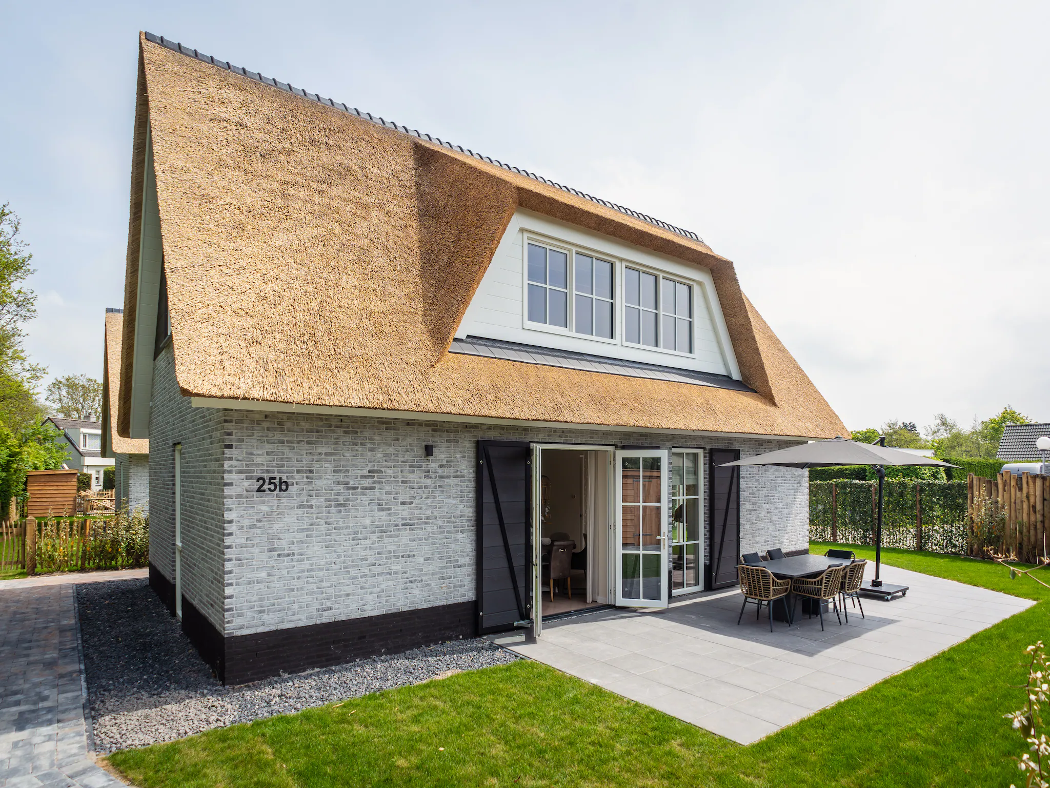 Foto's Nieuwe rietgedekte villa nabij het strand - Belvilla by Oyo