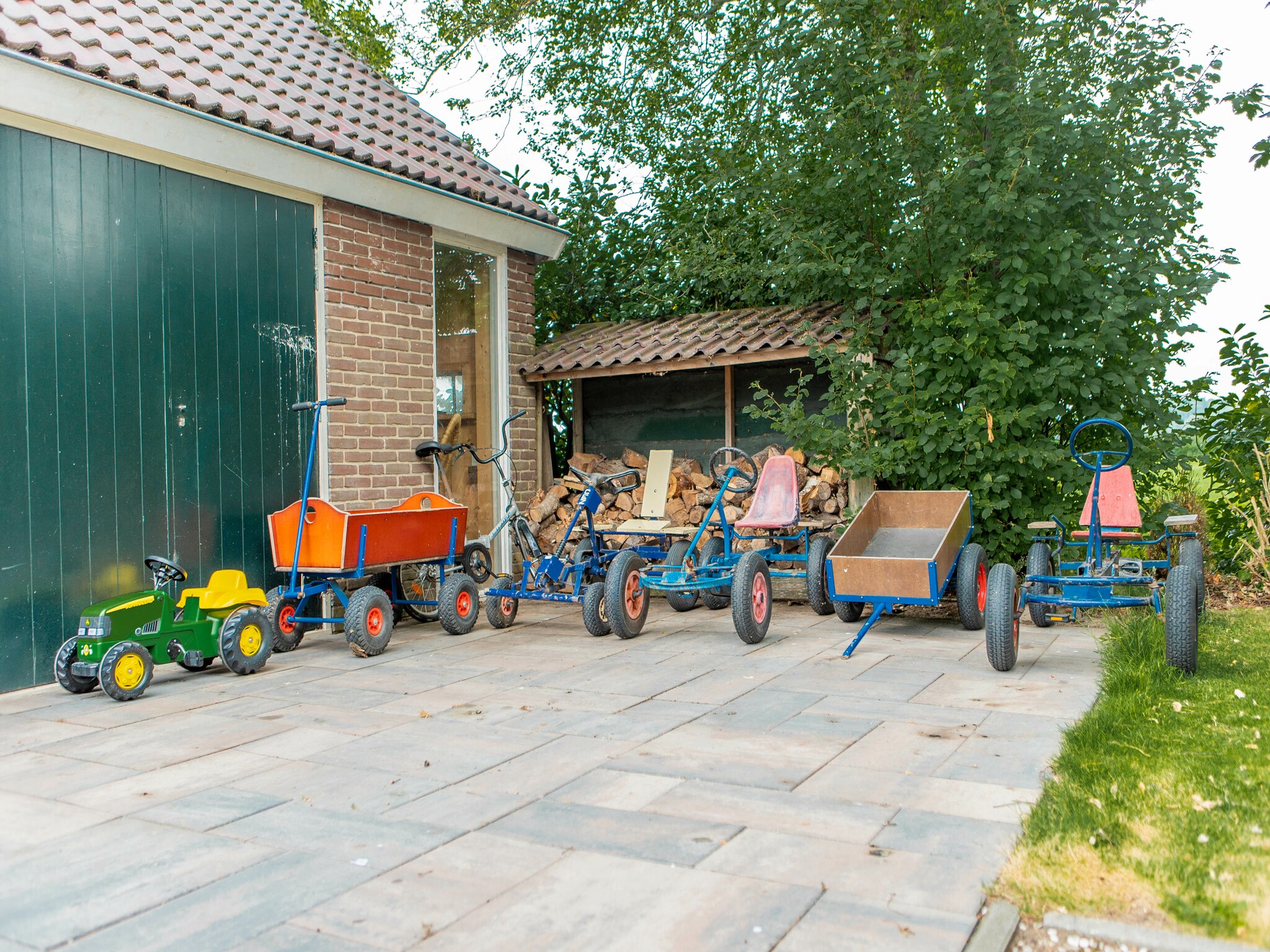 Foto's Vrijstaande sfeervolle woonboerderij met tuin - Belvilla by Oyo