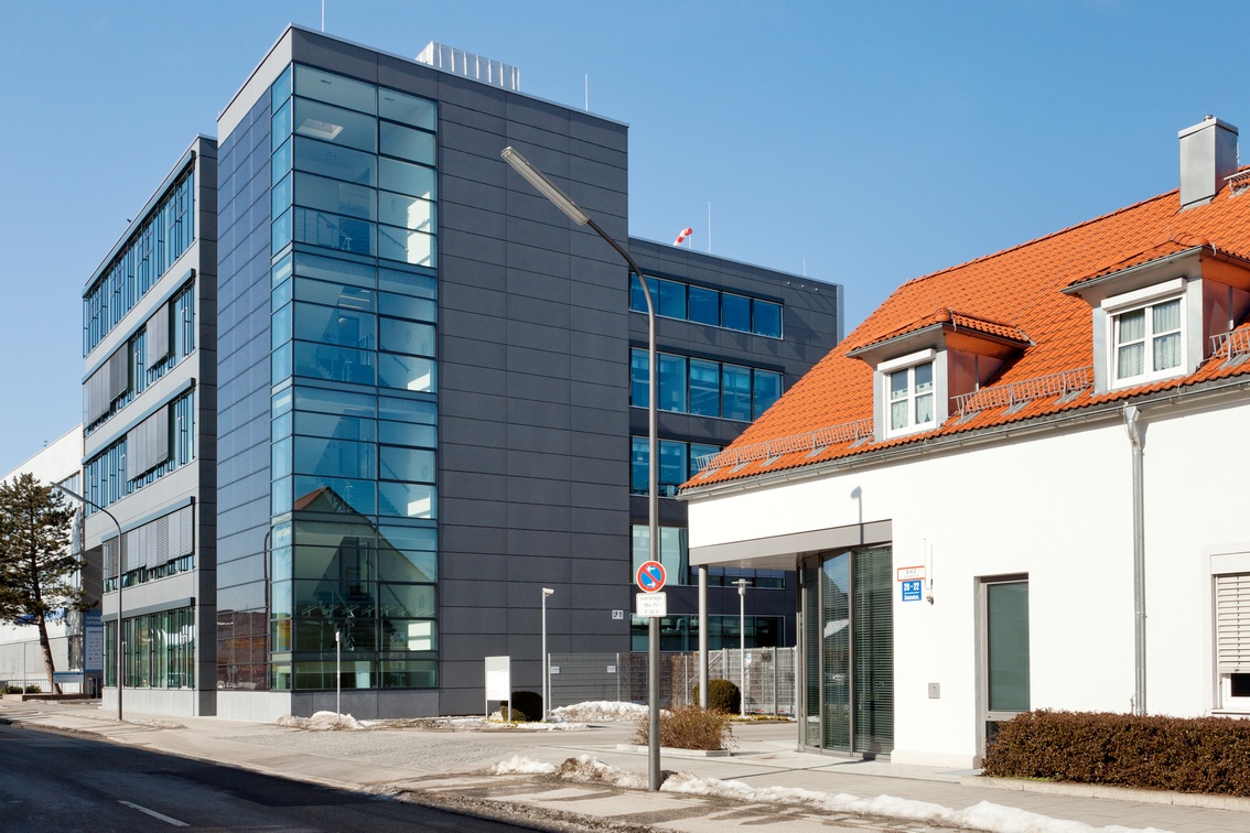 Consortium, exterior view, main entrance, LP11, facade, front, Wacker Research and Development site, polysilicon, renewable energy; Consortium, Aussenansicht, Haupteingang, LP11, Fassade, Wacker Forschungs- und Entwicklungsstätte, erneuerbare Energien